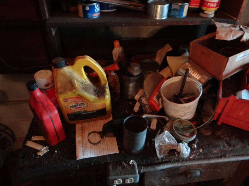lot 17491 image: Contents on top of work bench, contents on wall not included.