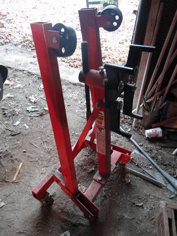 lot 17495 image: Engine stand.