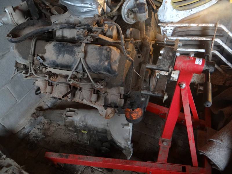lot 17498 image: Engine stand wV8 engine.