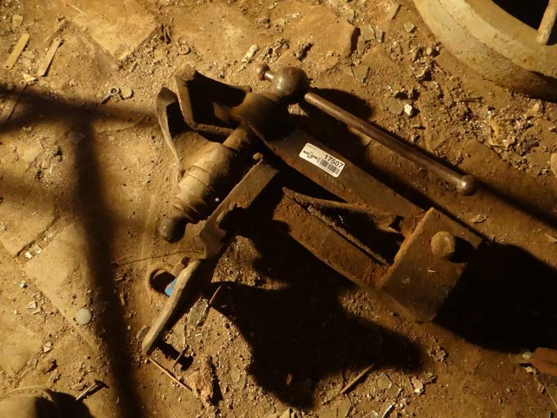 lot 17507 image: Big vise.