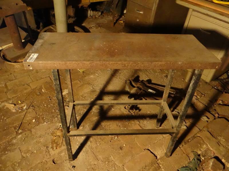 lot 17510 image: Metal stand.