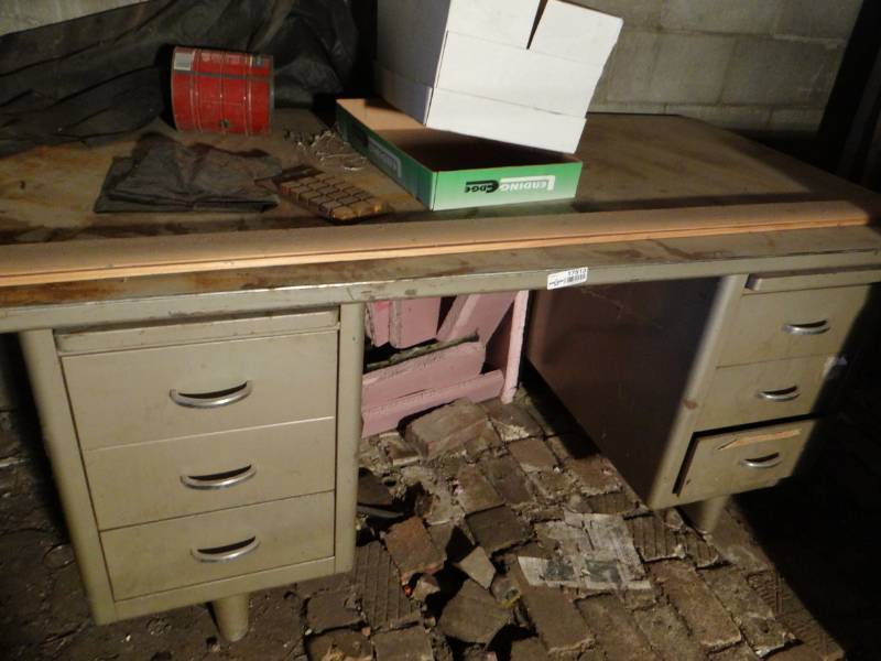 lot 17513 image: Metal desk & contents.
