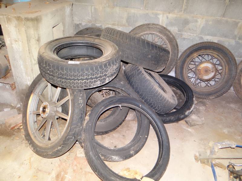 lot 17519 image: Large lot of various tires & rims.