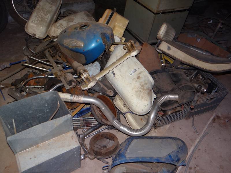 lot 17520 image: Large lot of Harley Davidson parts.