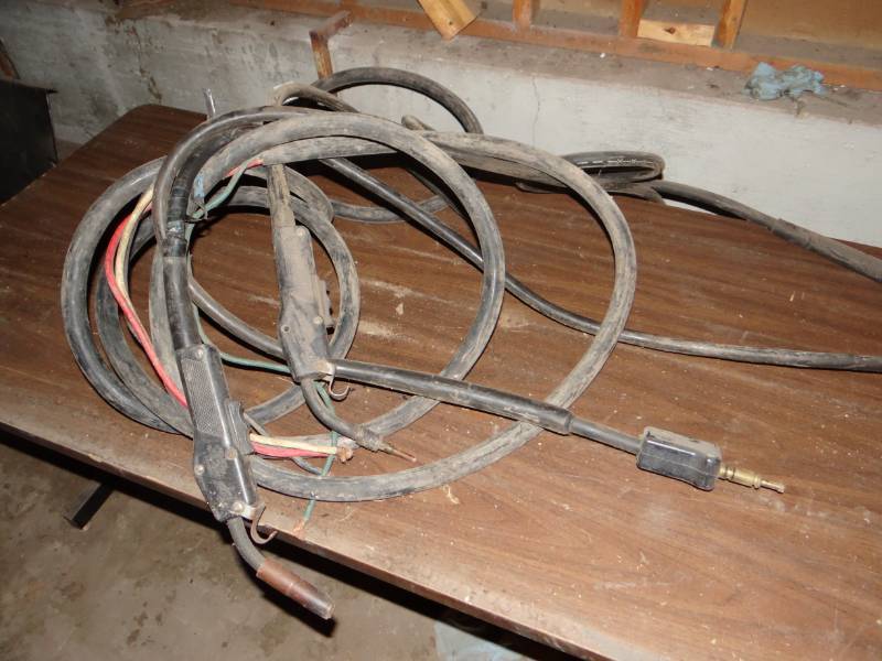 lot 17525 image: Welder plug & 2 welding guns.