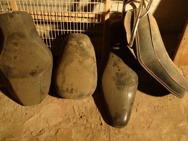 lot 17527 image: 4 Motorcycle seats.