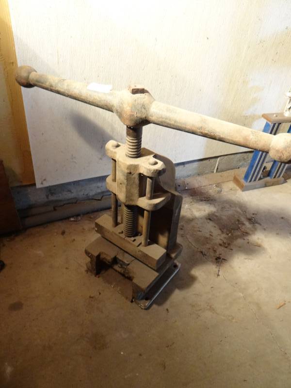 lot 17530 image: Large metal press.