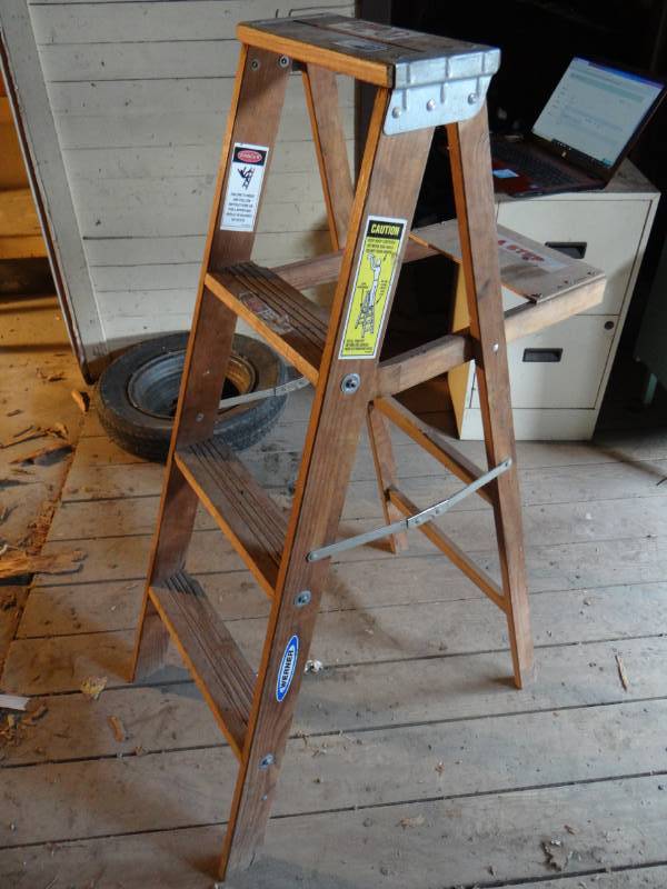 lot 17534 image: 4 wooden ladder.