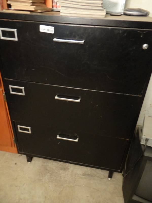 lot 17550 image: Large 3 drawer file cabinet.