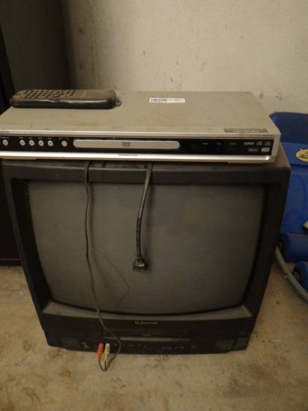 lot 17551 image: DVD player & tv.