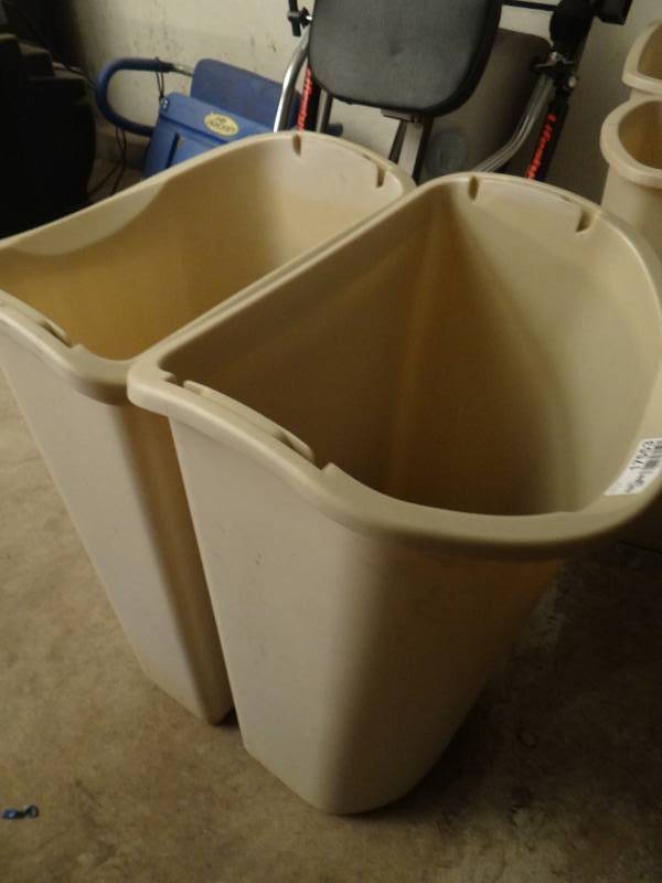 lot 17553 image: Lot of 2 trashcans.