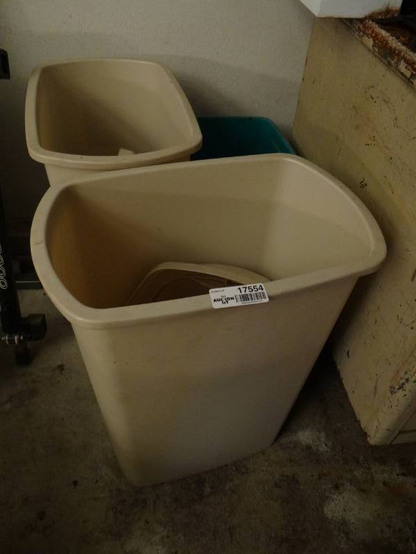 lot 17554 image: Lot of 3 trashcans.