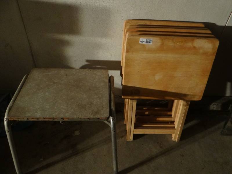 lot 17557 image: TV trays & small table.
