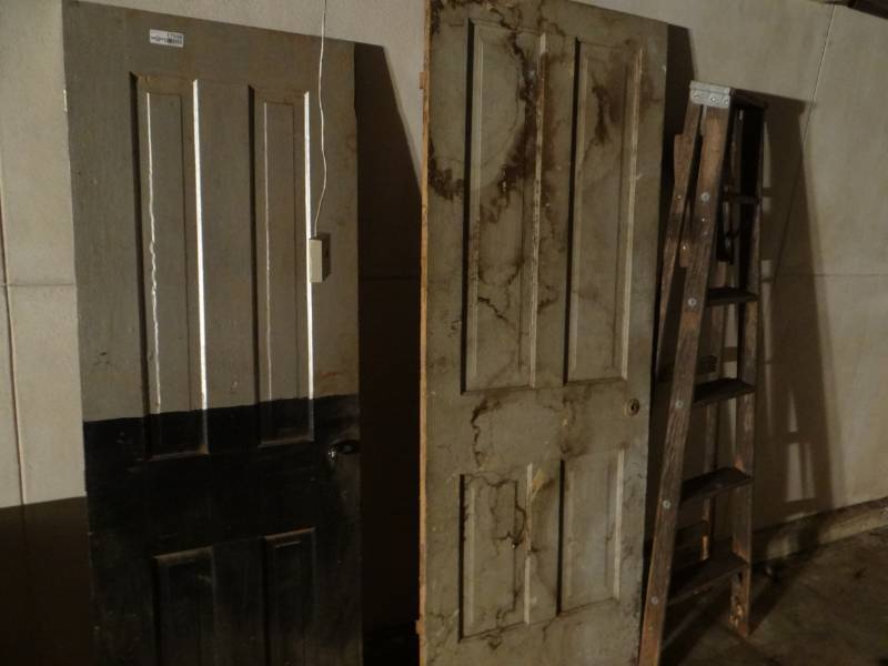 lot 17558 image: 2 Wooden doors & 6 wooden ladder.