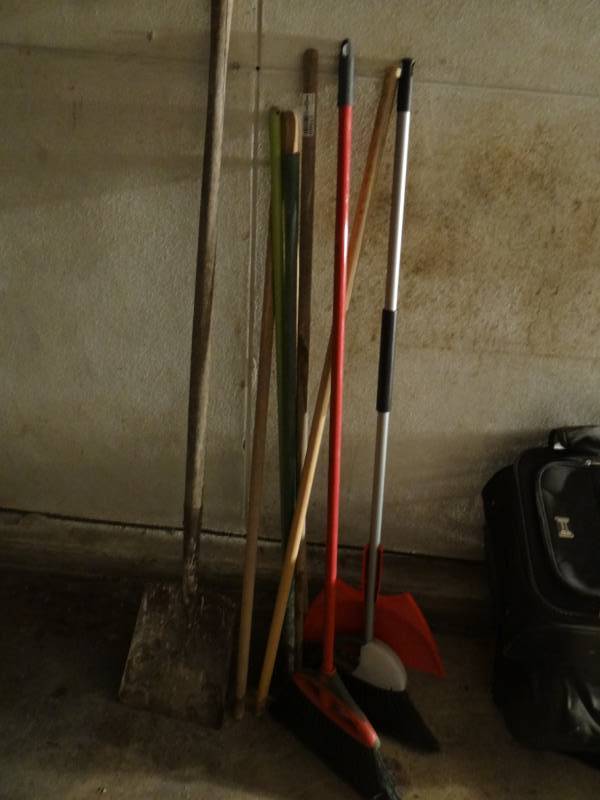 lot 17560 image: Lot of brooms.