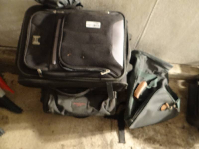 lot 17561 image: Lot of luggage bags.