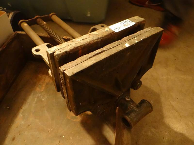 lot 17565 image: Bench vise.