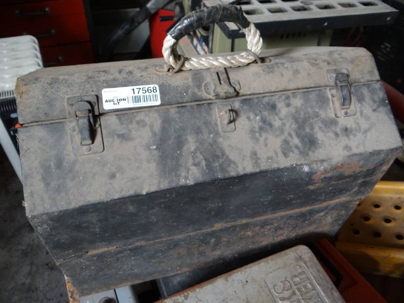 lot 17568 image: Metal toolbox wcontents.