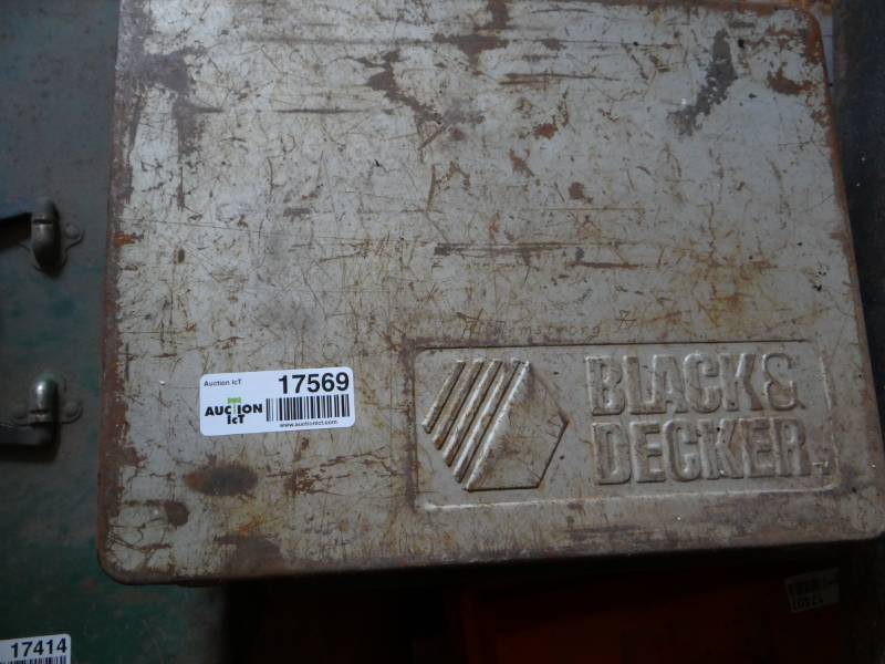 lot 17569 image: Metal toolbox wcontents.