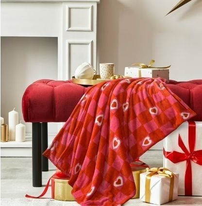 lot 6400 image: Way to Celebrate Super Soft Cozy Valentines Day Oversize Plush Throw Blanket