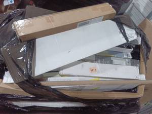 lot 30872 image: Pallet of Blinds