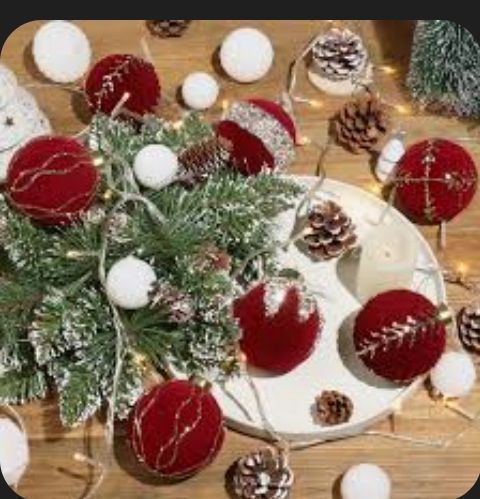 lot 16355 image: PACK OF 2-SY Super Bang 8 Pcs Velvet Ornaments Green-Gold (Stock Pic doesnt match)