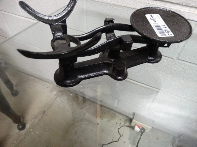 lot 11454 image: Antique counter top scale