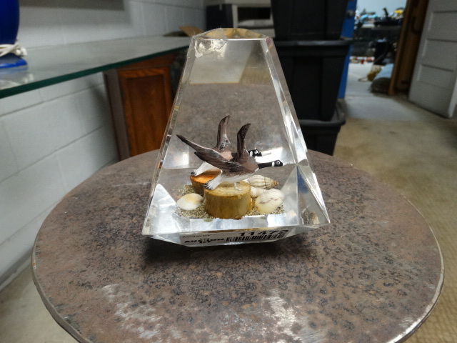 lot 11472 image: Canadian Geese in lucite paper weight
