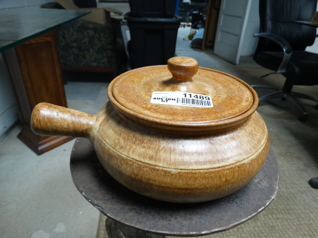 lot 11489 image: Clay cooking pot w lid & handle