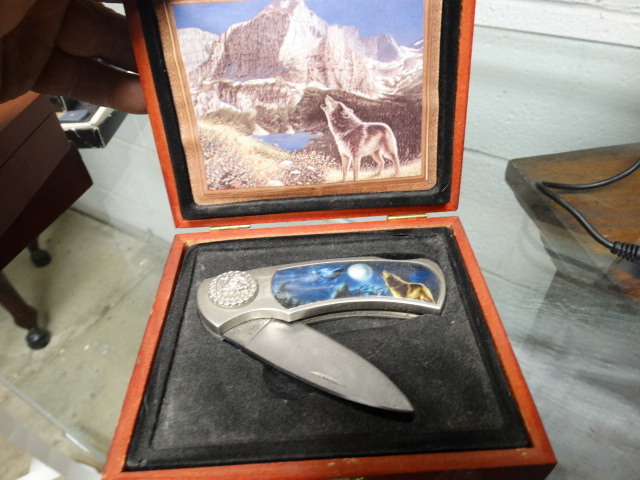 lot 11498 image: Collectable knife in box