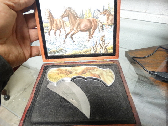 lot 11499 image: Collectable knife in box
