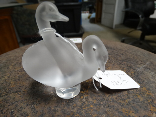 lot 11513 image: Lalique swans 3 tall