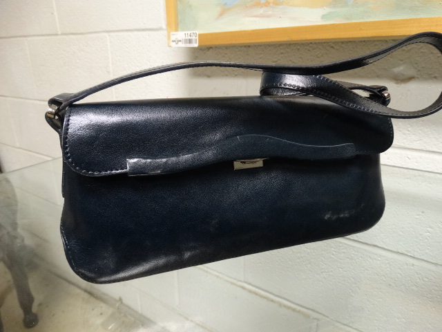 lot 11521 image: Monsac hand purse- New