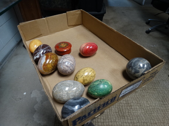 lot 11525 image: Lot of 10 stone eggs balls