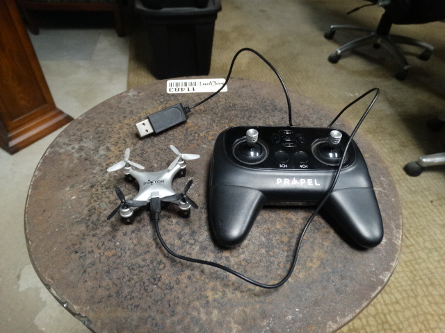 lot 11527 image: Propel proton small drone w remote