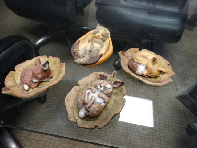 lot 11530 image: 4 baby animal on leaves figurines