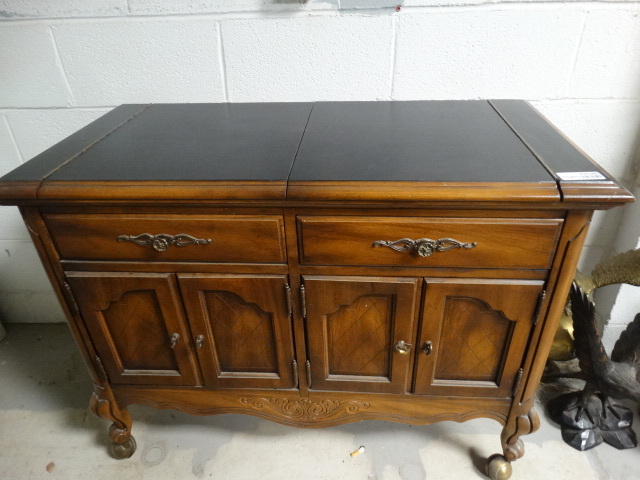 lot 11546 image: Beautiful Broyhill server w fold out tops- 2 drawers- 4 cabinet doors-