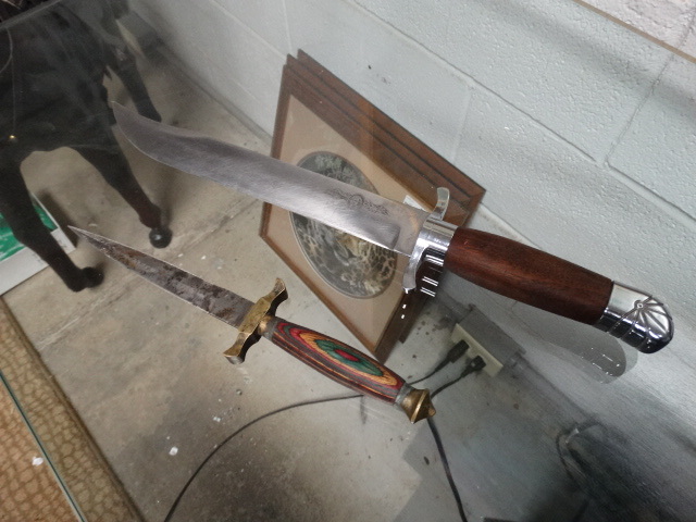 lot 11562 image: 2 knives