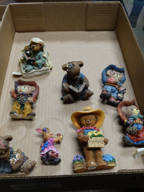 lot 11595 image: 8 bear figurines-