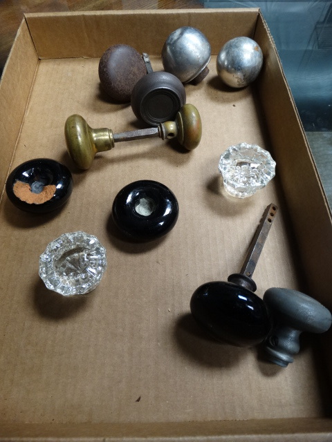 lot 11601 image: Lot of various vintage door knobs-