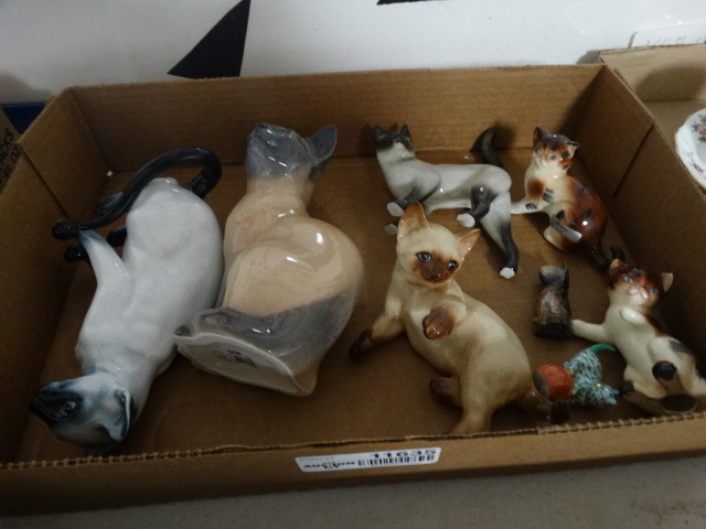 lot 11635 image: 8 assorted cat figurines-