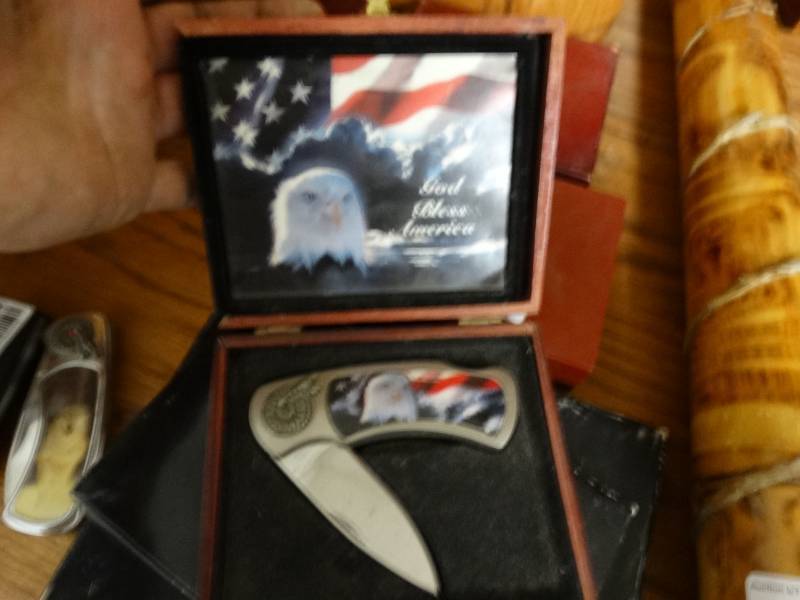 lot 11496 image: Collectable knife in box