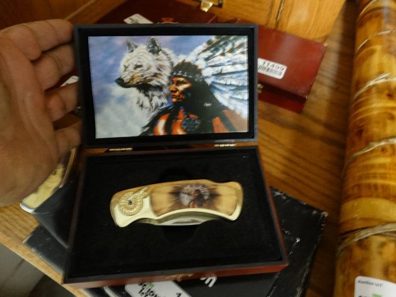lot 11497 image: Collectable knife in box