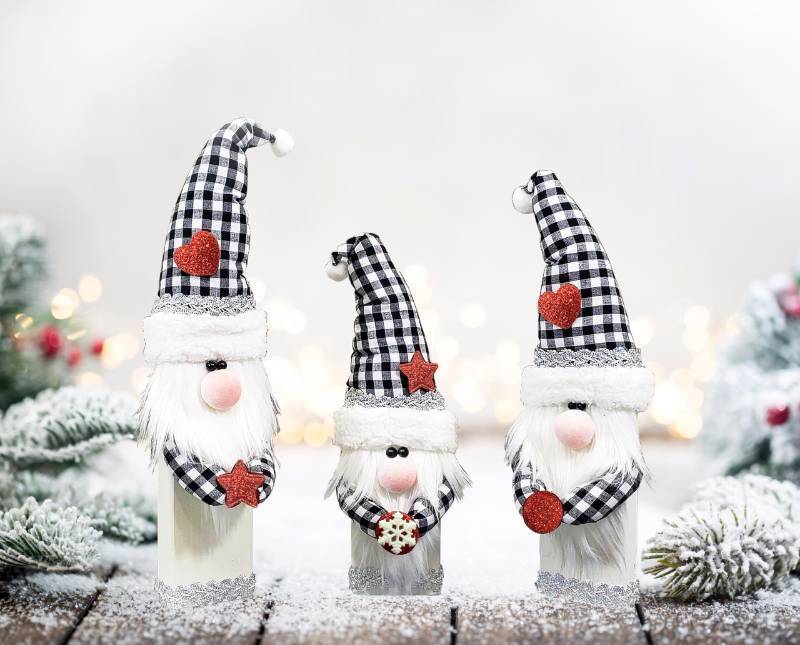 lot 7662 image: 3Pcs Cute Christmas Gnomes Table Signs