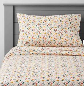lot 15847 image: Pillowfort Garden Floral Cotton 3-Piece Sheet Set (Twin)