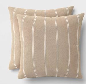 lot 14116 image: Pack. 4 Pillows different specs  - Retail $25