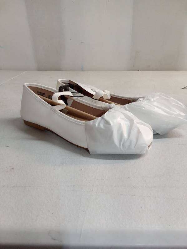 lot 16808 image: White Flats Womens- Size4