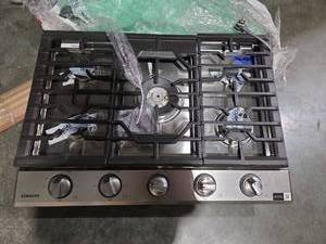 lot 11421 image: Samsung 30-inch 5-Burner Gas Cooktop Model NA30N6555TS