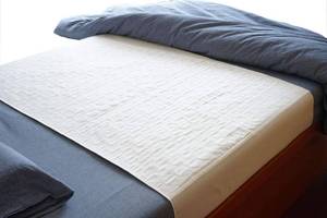 lot 5979 image: Careboree Pack of 2 Cotton Top-Layer Reusable Tuckable Underpads Incontinence Bed Pads Queen 34X60 Washable 21 Wings