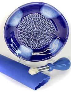 lot 16445 image: BonCera, All-in-one Premium Ceramic Garlic Grater Plate 4-Piece Set - Blue Cross Glazed Design and Style - For Garlic, Ginger, Chocolate, and more - Comes with 5.25 Plate, Peeler, Brush, and Stand